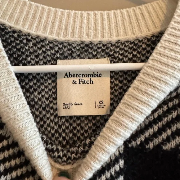 Abercrombie & Fitch Monochrome Knit Sweater - Picture 2 of 3